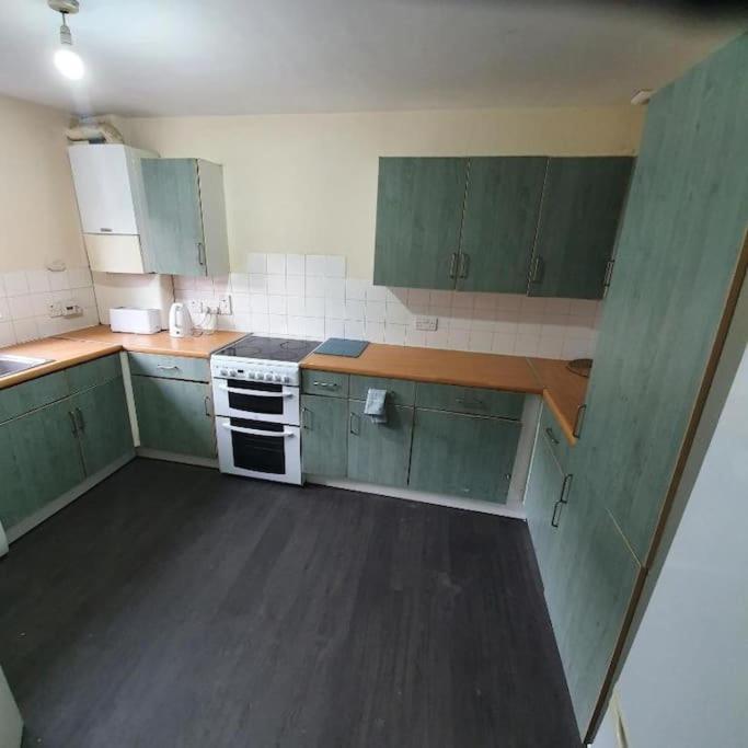 Close To Central - 4 Bedroom House, 8 Beds, Sleepps 14, Free Parking Case de vacanță *