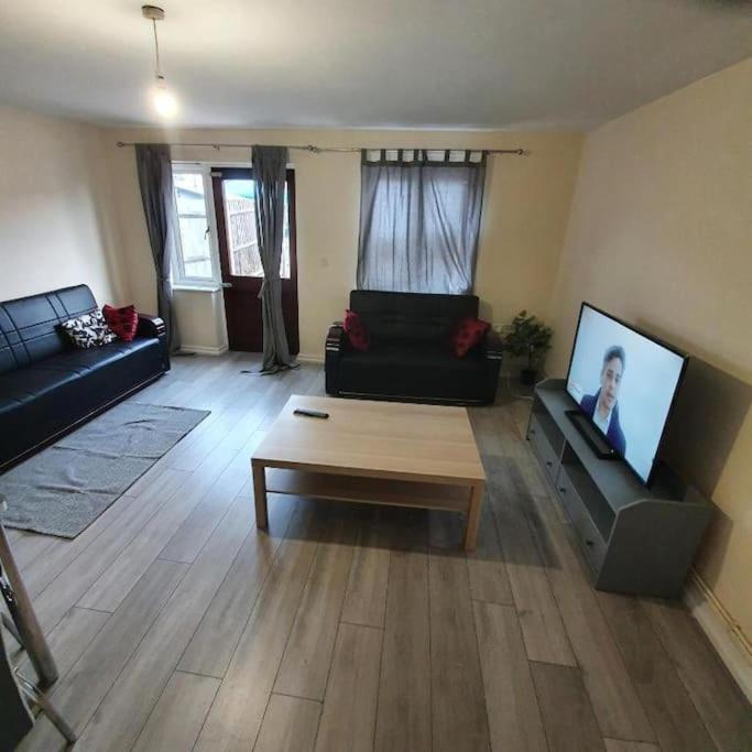 Close To Central - 4 Bedroom House, 8 Beds, Sleepps 14, Free Parking Case de vacanță *