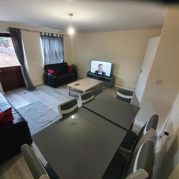 Close To Central - 4 Bedroom House, 8 Beds, Sleepps 14, Free Parking Case de vacanță Londra
