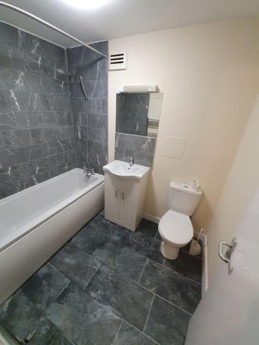 Close To Central - 4 Bedroom House, 8 Beds, Sleepps 14, Free Parking Londra